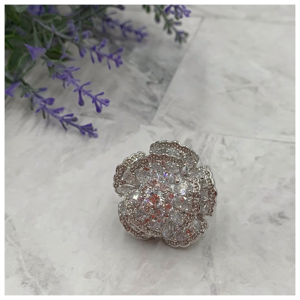 ‼️SOLD‼️ 💥5/$20💥 Flower Fashion Ring